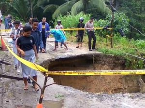 Jalan Putus Akibat Longsor, Empat Desa di Ambon Terisolasi