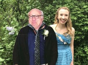 Tak Punya Pacar, Wanita Ini Bawa Papan Karakter Pria Tua di Pesta Dansa Tak Punya Pacar, Wanita Ini Bawa Papan Karakter Pria Tua di Pesta Dansa