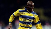 Faustino Asprilla pernah hampir gabung Darlington F.C. pada 2002 bahkan kabarnya sudah sampai diarak-arak di lapangan klub itu. Tapi, kesepakatan tak kunjung terjadi dan Asprilla pun dipinang Atletico Nacional. (Foto: Shaun Botterill/Allsport)
