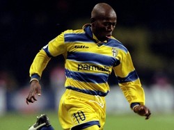 Faustino Asprilla berkostum Parma pada 1992-1996 dan 1998-1999. Striker asal Kolombia itu mencetak 39 gol dalam 140 pertandingan dan memenangi lima gelar. Foto: Shaun Botterill/Allsport