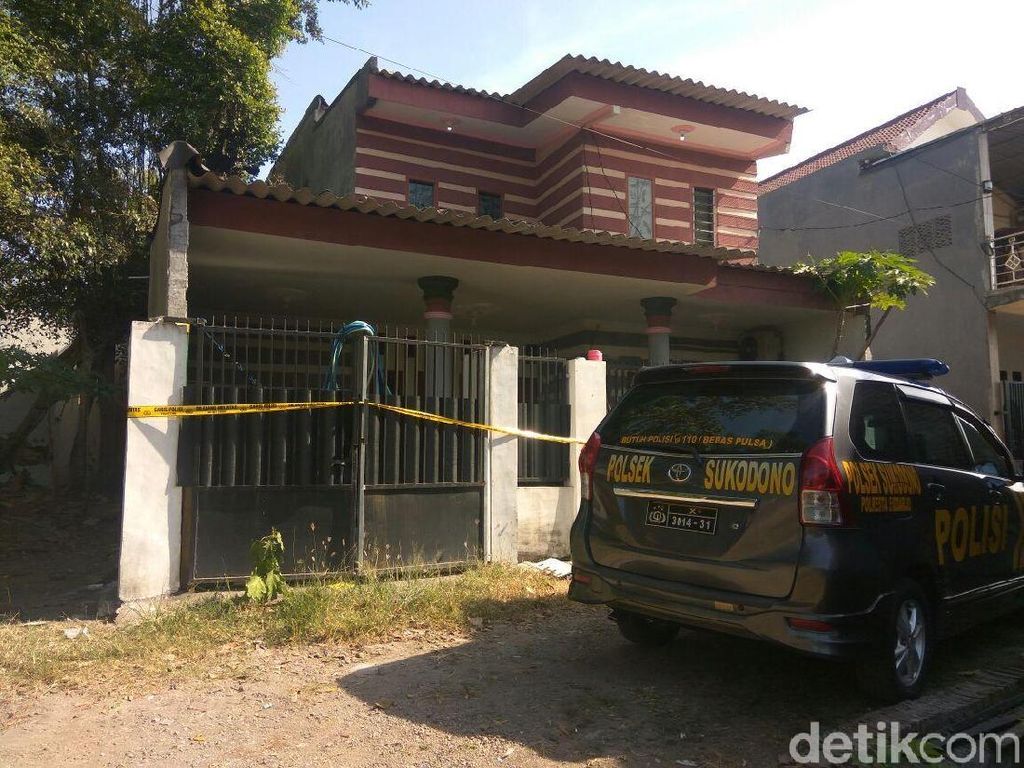 Densus Amankan Anak Panah dan Mesiu di Rumah Teroris Sidoarjo Densus Amankan Anak Panah dan Mesiu di Rumah Teroris Sidoarjo