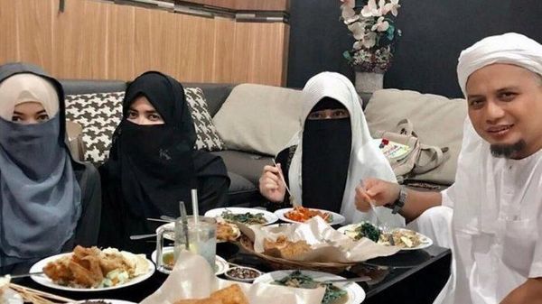 Begini Gaya Ustad Arifin Ilham Saat Bersantap Bareng Tiga Istrinya dan Para Ulama