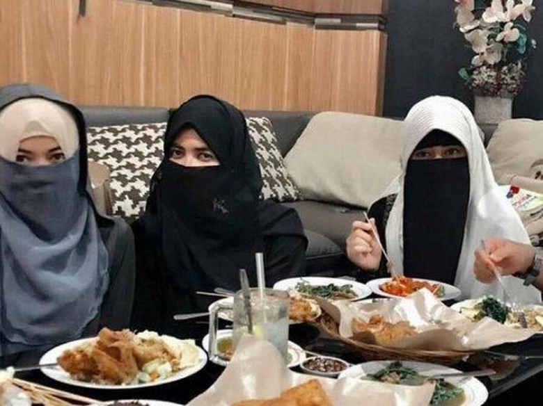 Sweet Banget! Pesan Ustad Arifin Ilham untuk 3 Istrinya Bikin Meleleh Sweet Banget! Pesan Ustad Arifin Ilham untuk 3 Istrinya Bikin Meleleh