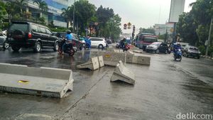 Semrawutnya Beton Rekayasa Lalin di Mampang yang Dibongkar Warga