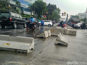 Semrawutnya Beton Rekayasa Lalin di Mampang yang Dibongkar Warga