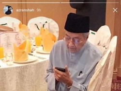 Viral Foto Mahathir Pakai Sandal Rp 40 Ribu dan Beli Baju Diskon