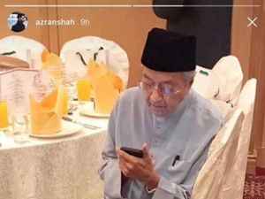 Viral Foto Mahathir Pakai Sandal Rp 40 Ribu dan Beli Baju Diskon Viral Foto Mahathir Pakai Sandal Rp 40 Ribu dan Beli Baju Diskon