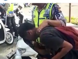 Pemotor Kesurupan saat Ditilang, Korlantas: Kalau Salah, Ngaku! Pemotor Kesurupan saat Ditilang, Korlantas: Kalau Salah, Ngaku!