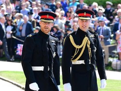 Pangeran Harry dan William Jalan Kaki ke Lokasi Pernikahan