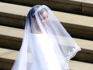 Meghan Markle Pakai Gaun Pengantin Rp 3,8 M Saat Upacara Pernikahan Meghan Markle Pakai Gaun Pengantin Rp 3,8 M Saat Upacara Pernikahan