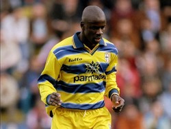 Lilian Thuram mengawal lini belakang Parma pada 1996-2001. Pemain asal Prancis itu menjadi kapten Parma sebelum hengkang ke Juventus pada 2001. Foto: Allsport UK /Allsport