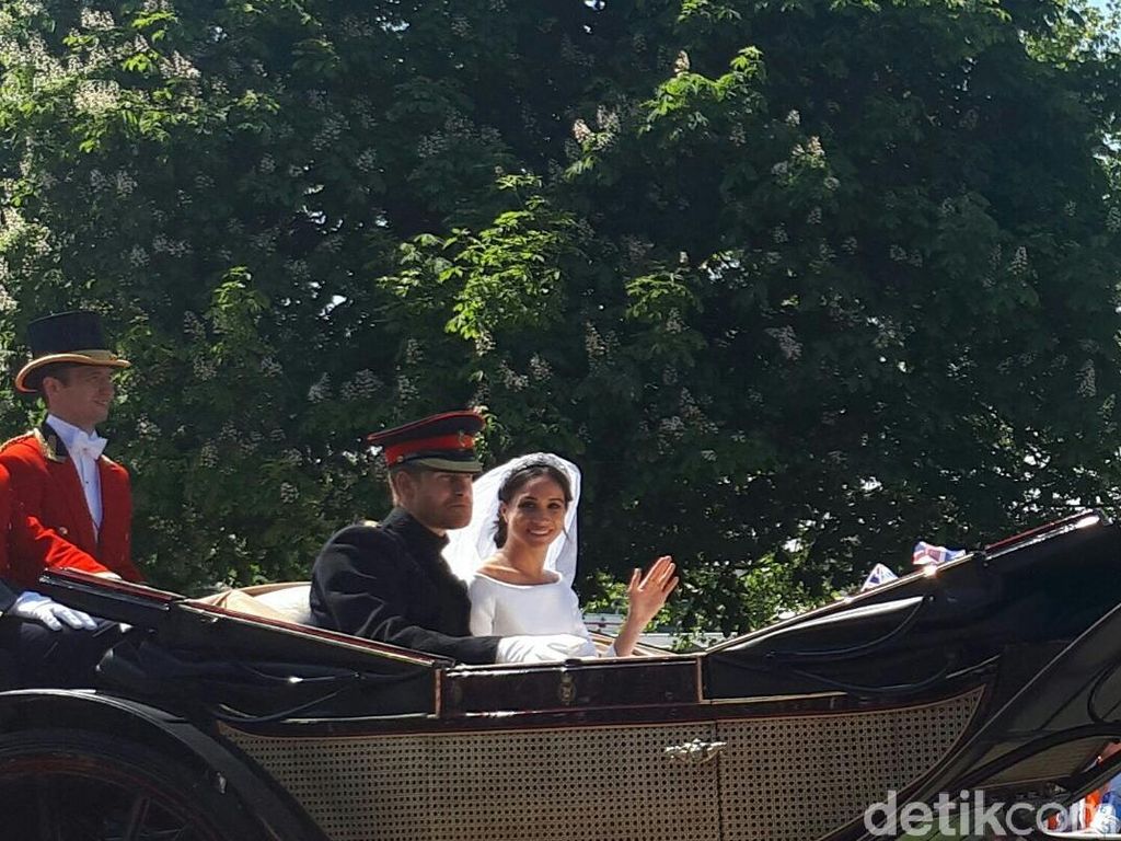 Momen Pangeran Harry-Meghan Sapa Warga di Windsor Usai Menikah Momen Pangeran Harry-Meghan Sapa Warga di Windsor Usai Menikah