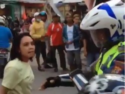 Polri Bangga Anggotanya Tetap Sabar Meski Dipukuli Emak-emak