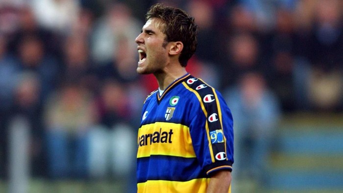 PARMA - OCTOBER 27:  Adrian Mutu of Parma celebrates scoring during the Serie A match between Parma and Atalanta, played at the Ennio Tardini Stadium, Parma, Italy on October 27, 2002.  (Photo by Grazia Neri/Getty Images)