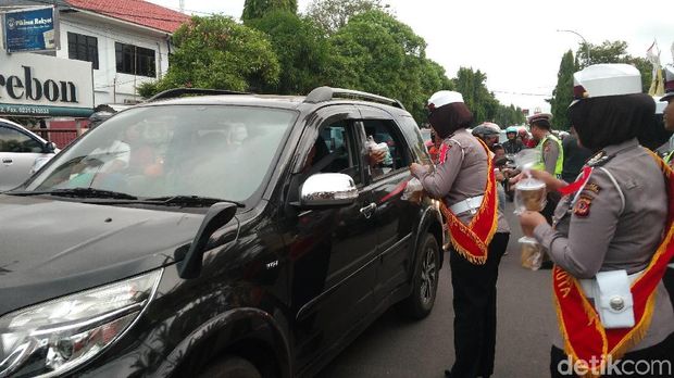 Polisi di Cirebon Bagikan Takjil Gratis Bagi Pengendara