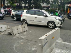 Viral Warga Bongkar Beton Rekayasa Lalin di Mampang, Ini Faktanya Viral Warga Bongkar Beton Rekayasa Lalin di Mampang, Ini Faktanya