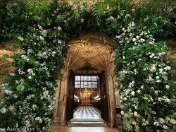 Penampakan Kapel St. George yang Penuh Mawar Putih