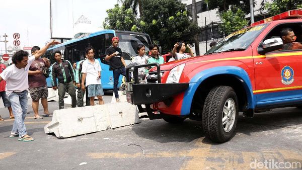 Ini Beton di Simpang Mampang yang Bikin Damkar Telat Datang