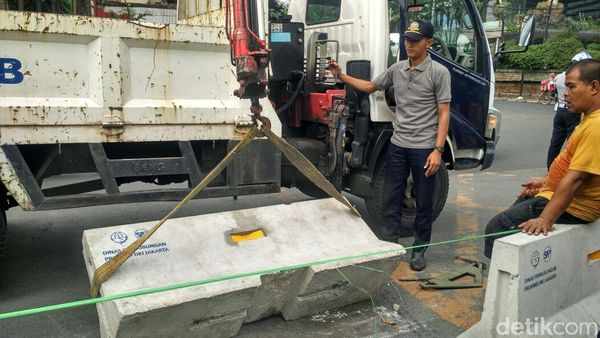 Momen Dibukanya Beton Rekayasa Lalin di Mampang