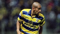 Juan Sebastian Veron adalah salah satu gelandang terbaik dunia di eranya. Pemain asal Argentina itu cuma membela Parma pada musim 1998/1999, tapi memenangi Piala UEFA dan Coppa Italia. Foto: Allsport UK /Allsport