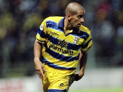Juan Sebastian Veron adalah salah satu gelandang terbaik dunia di eranya. Pemain asal Argentina itu cuma membela Parma pada musim 1998/1999, tapi memenangi Piala UEFA dan Coppa Italia. Foto: Allsport UK /Allsport