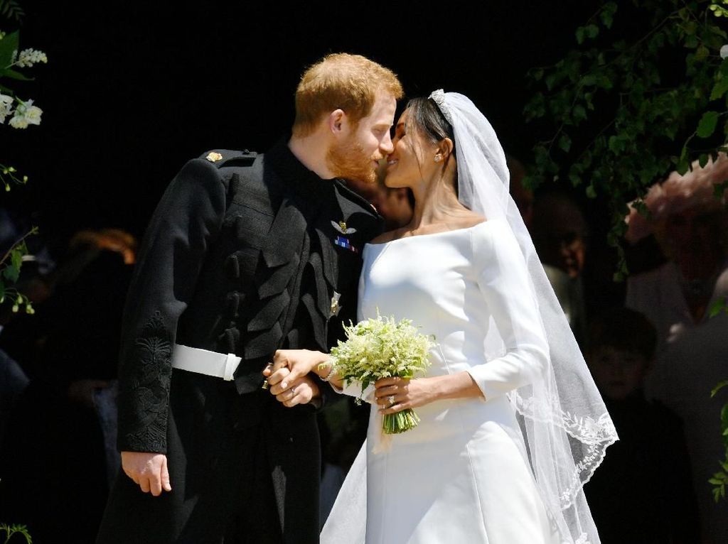 Ciuman Pertama Harry-Meghan Markle Usai Sah Jadi Suami-Istri