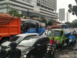 Dibongkar Warga, Beton Rekayasa Lalin di Mampang Jadi Semrawut