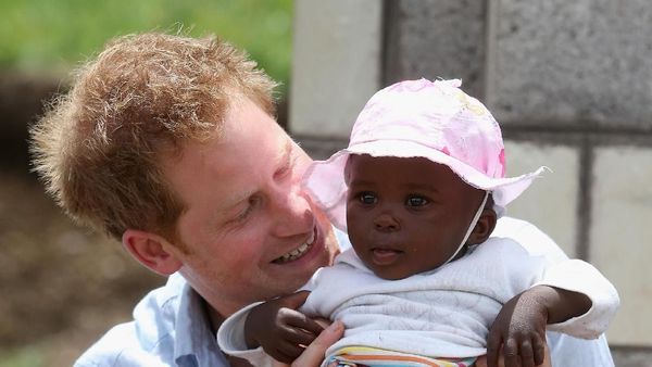 Luwes Menggendong Anak, Pangeran Harry Sudah Cocok Jadi Ayah