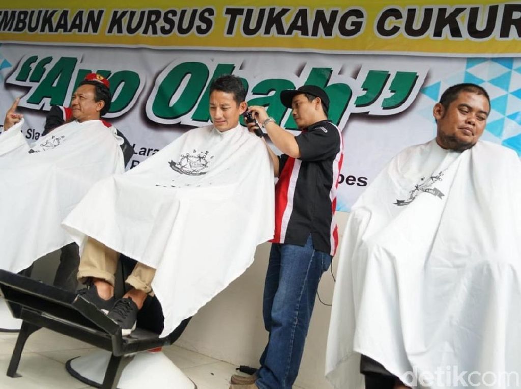Sandiaga Jajal Keahlian Peserta Kursus Tukang Cukur di Brebes Sandiaga Jajal Keahlian Peserta Kursus Tukang Cukur di Brebes