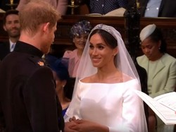 Mesranya Genggaman Tangan Pangeran Harry untuk Meghan