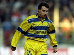 Enrico Chiesa juga menjadi bagian dari tim Parma yang memenangi tiga gelar pada tahun 1999. Chiesa mencetak 55 gol dalam 125 pertandingan bersama Parma pada 1996-1999. Foto: Stu Forster/Allsport