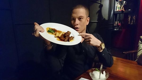 Hobi Kulineran dengan Sang Ibu, Ini Pose Bertrand Antolin Makan Bubur hingga Soto