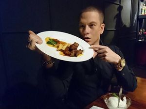 Hobi Kulineran dengan Sang Ibu, Ini Pose Bertrand Antolin Makan Bubur hingga Soto