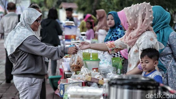 Menanti Magrib Sambil Berburu Menu Takjil di Danau Sunter