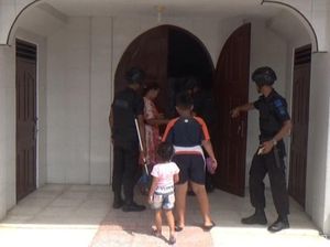 Cegah Teror, Polisi di Aceh Sterilisasi Gereja Sebelum Jemaat Masuk Cegah Teror, Polisi di Aceh Sterilisasi Gereja Sebelum Jemaat Masuk