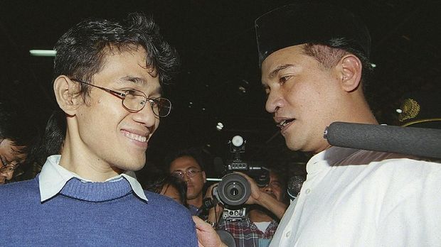 Yusril Ihza Mahendra dan Budiman Sudjatmiko Indonesian Minister of Justice and Laws, Yusril Ihza Mahendra (R) chats with the People Democratic Party (PRD) leader Budiman Sujatmiko inside Cipinang prison in Jakarta 10 December 1999 on International Human Right day. Mahendra and Hamzah Haz met some political prisoner to discus the possiblity of their release. AFP PHOTO/STR / AFP PHOTO / OKA BUDHI
