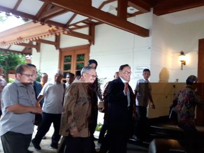 Foto: Momen Kedatangan Anwar Ibrahim di Kediaman BJ Habibie