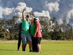 Foto: Selfie Ekstrem Berlatar Asap Tebal Erupsi Gunung Kilauea