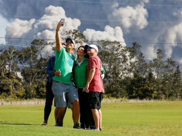 Foto: Selfie Ekstrem Berlatar Asap Tebal Erupsi Gunung Kilauea