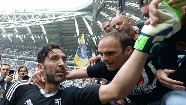 Gianluigi Buffon tak kuasa menitikkan ari mata di laga terakhirnya bersama Juventus.
