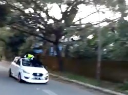 Kata Polisi-TNI soal Polantas Bergelantungan di Atap Mobil