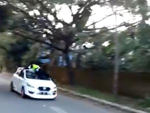 Kata Polisi-TNI soal Polantas Bergelantungan di Atap Mobil Kata Polisi-TNI soal Polantas Bergelantungan di Atap Mobil