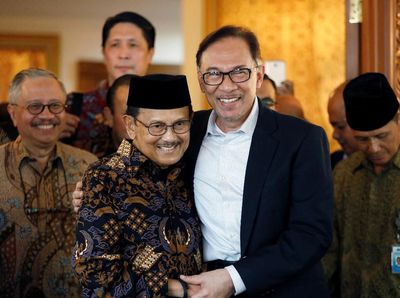 Potret Kemesraan BJ Habibie dan Anwar Ibrahim