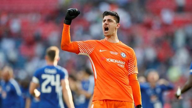 Soccer Football - FA Cup Final - Chelsea vs Manchester United - Wembley Stadium, London, Britain - May 19, 2018   Chelsea's Thibaut Courtois celebrates winning the final   REUTERS/David Klein
