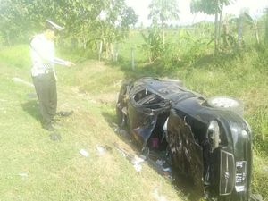 Mobil Ditumpangi Sekeluarga Terguling di Tol Cipali