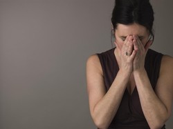 Keracunan Sinar Matahari, Mata Gadis Ini Nyaris Buta