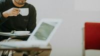 Mengintip 10 Gaya Ustaz Gaul, Hanan Attaki yang Suka Ngopi