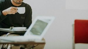 Mengintip 10 Gaya Ustaz Gaul, Hanan Attaki yang Suka Ngopi