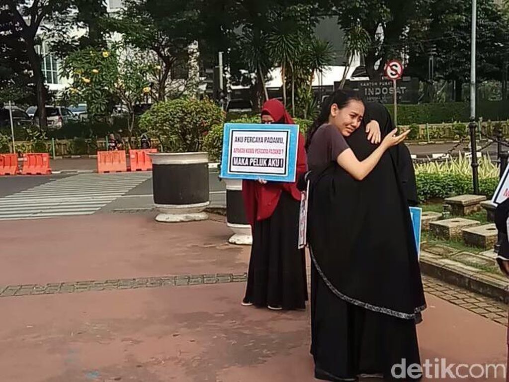 Saat Wanita Bercadar Aksi Peluk Saya untuk Hilangkan Islamofobia Saat Wanita Bercadar Aksi Peluk Saya untuk Hilangkan Islamofobia