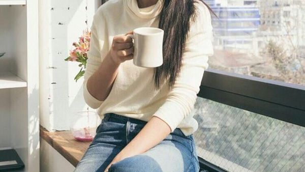 10 Pose Aktris Cantik Thailand, Davika, Saat Tiup Kue Ulang Tahun dan Makan Pizza